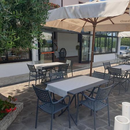 Hotel La Favorita Песк'єра-дель-Гарда Екстер'єр фото