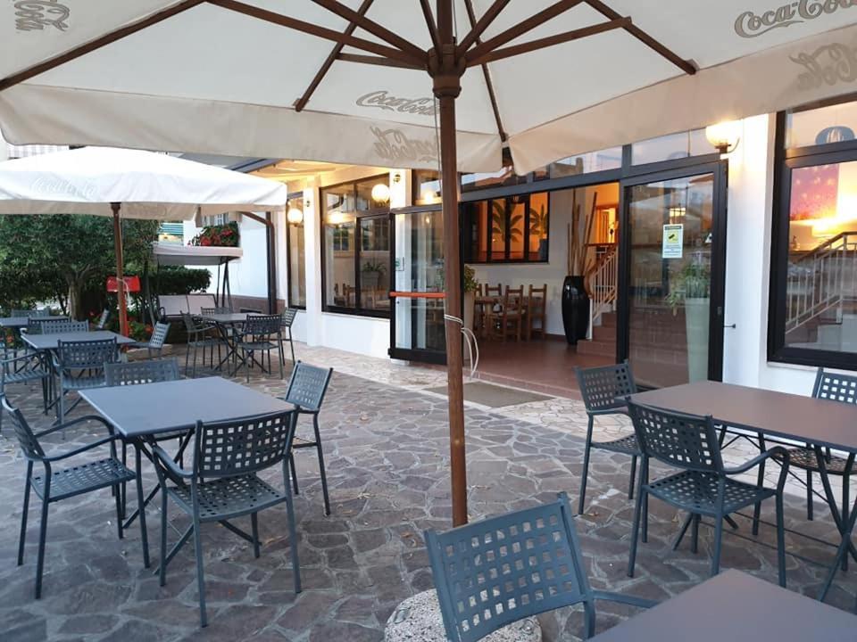 Hotel La Favorita Песк'єра-дель-Гарда Екстер'єр фото